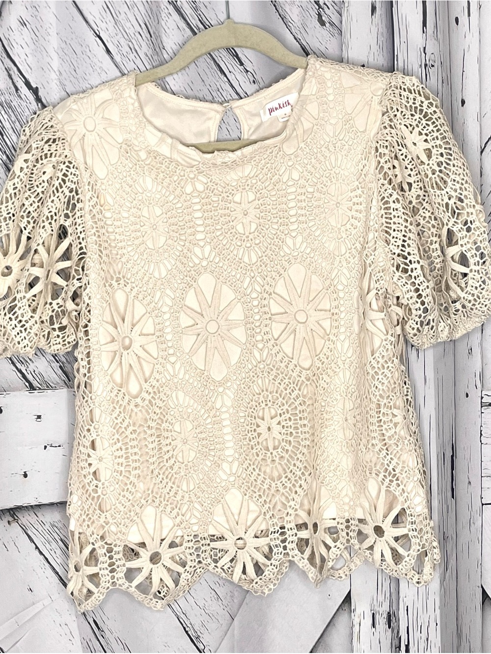 Pinky/Ultra‎ Pink Crochet Lace Top Puffed Sleeves Ivory M